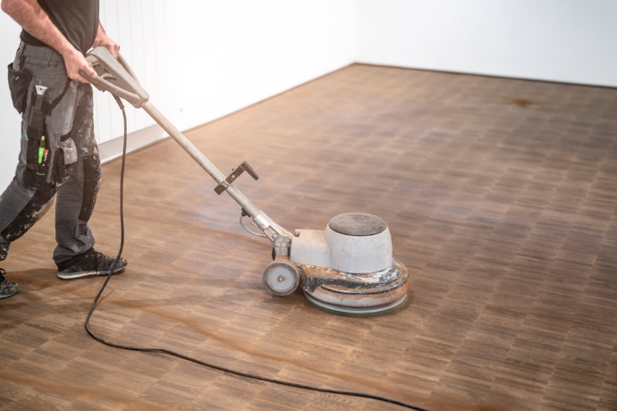 como quitar los rayones de la madera del suelo