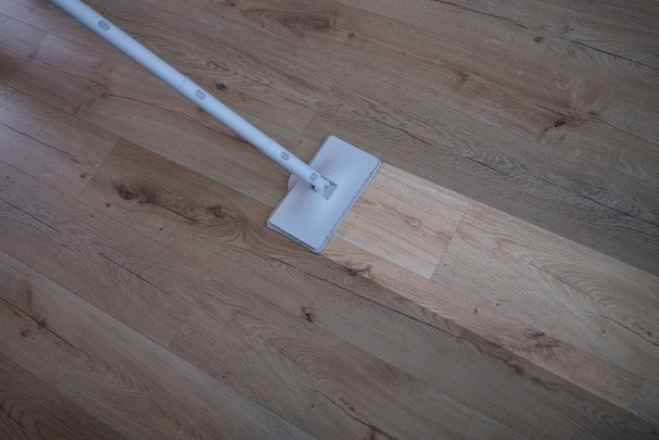 se puede fregar el parquet con lejia