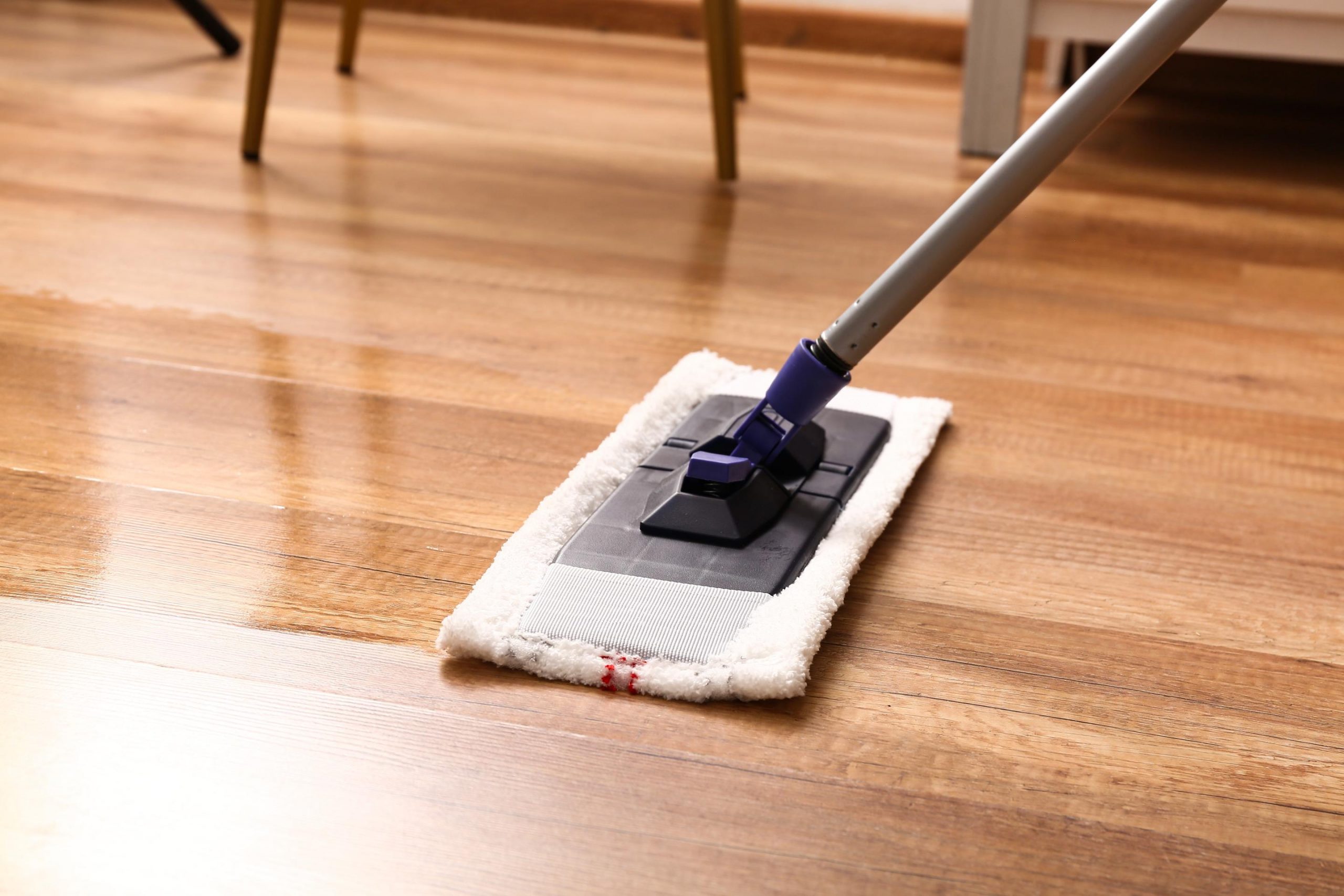 cada cuanto fregar suelo de madera