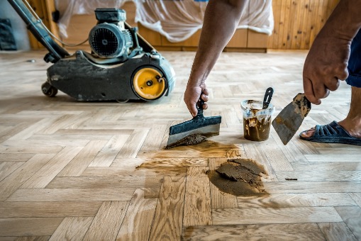 como restaurar suelo de madera
